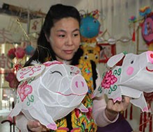 李梅：通过创新，老猫花灯焕发新活力