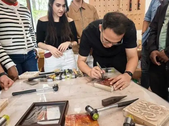 以手为媒，以艺传心——中外学子聚青云，指尖非遗话交融